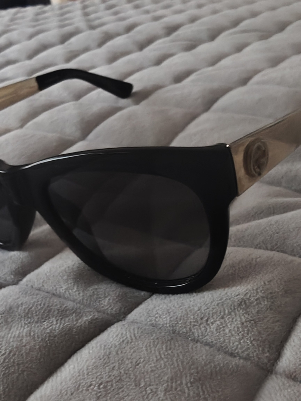 Gucci Black and Gold Women's Cat-Eye Sunglasses (Not New )